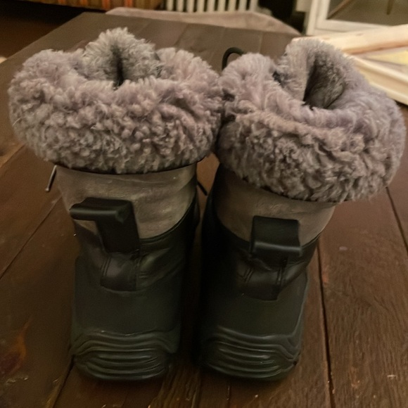UGG Adirondack boots. Waterproof and super warm. Size 8. - Picture 9 of 16
